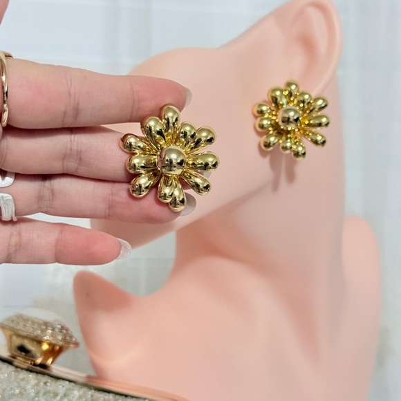 ⚜️ Gold Flower Stud Earrings - Picture 4 of 6